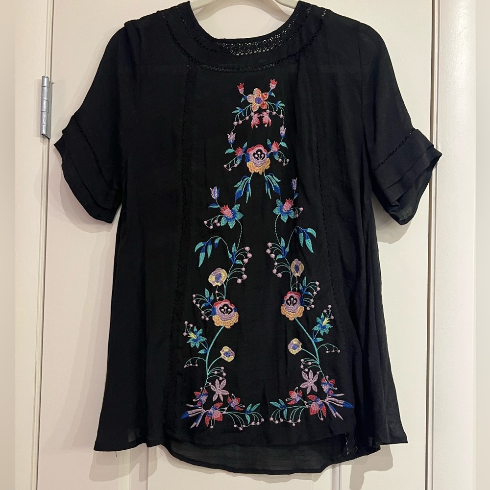 Umgee Black Floral Embroidered Short Sleeve Top